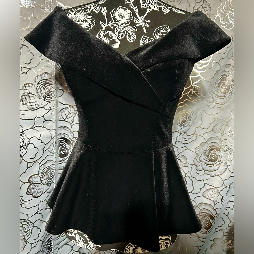 Rickie Freeman for Teri John Off Shoulder Velvet Black Peplum Top Size 4  NWT